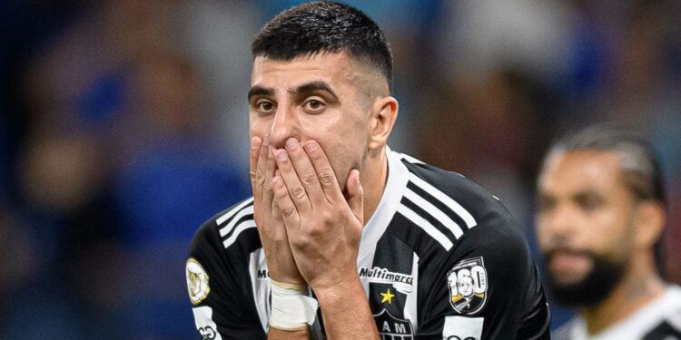 Battaglia lamenta revés na final da Libertadores.