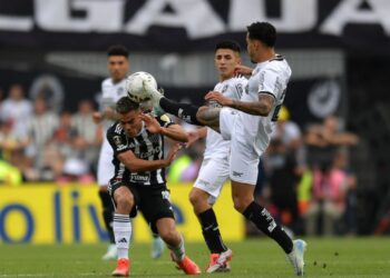 Gregore, do Botafogo, acerta pisão em Fausto Vera na final da Libertadores