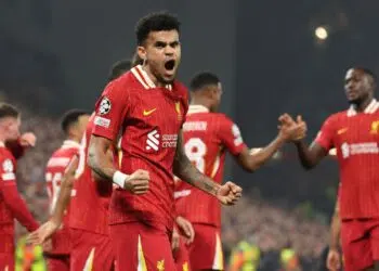 Luis Díaz comemorando primeiro gol em Liverpool x Leverkusen