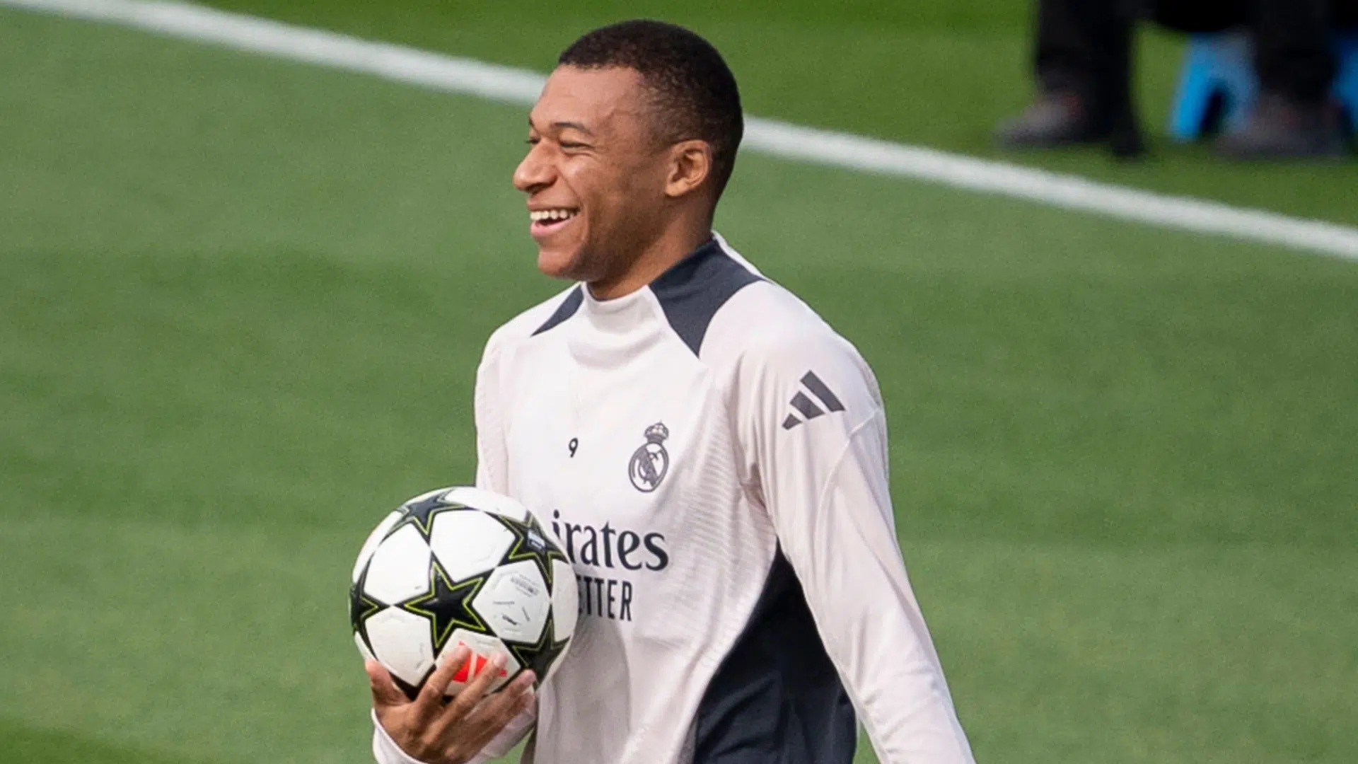 Mbappé durante treinamento antes de jogo da Champions League 