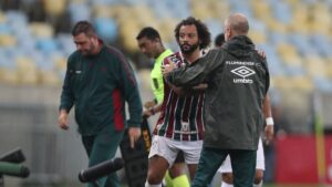 Marcelo e Mano Menezes se cumprimentando, em jogo do Fluminense