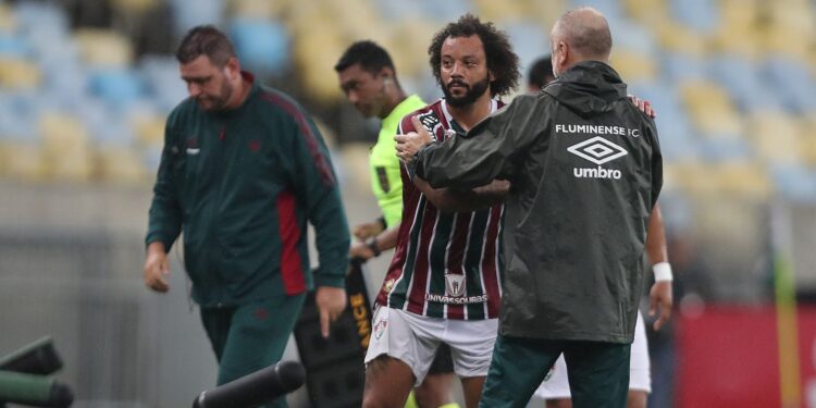 Marcelo e Mano Menezes se cumprimentando, em jogo do Fluminense