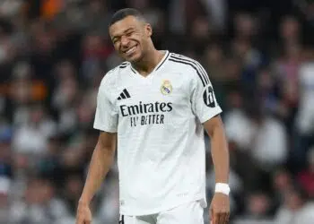 Mbappé lamentando gol anulado em partida do Real Madrid contra o Barcelona