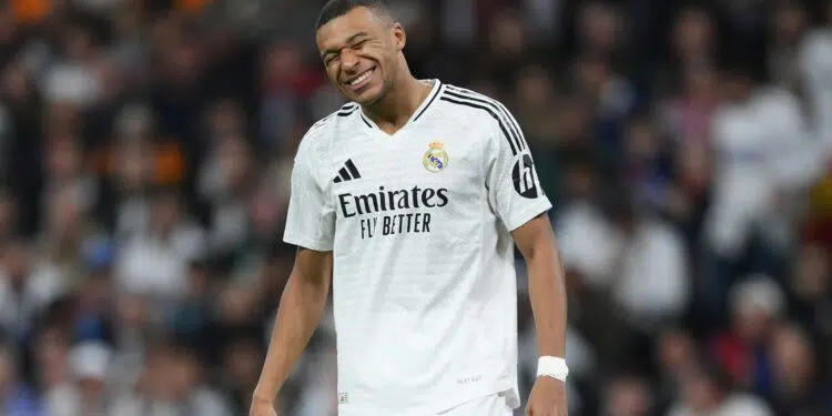 Mbappé lamentando gol anulado em partida do Real Madrid contra o Barcelona