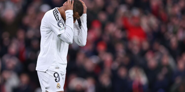 Mbappé lamentando durante partida entre Real Madrid e Liverpool