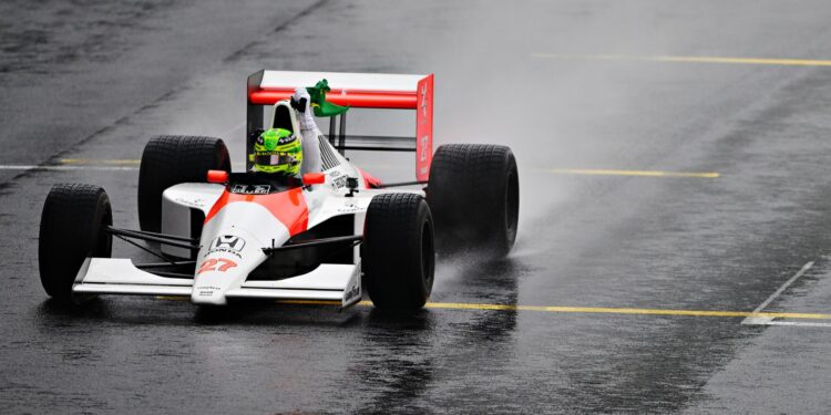 Lewis Hamilton prestando homenagem a Ayrton Senna, antes do GP de São Paulo