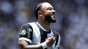 Memphis Depay comemorando gol marcado em Corinthians x Cruzeiro