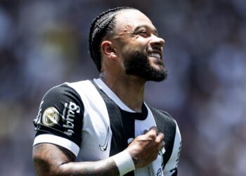 Memphis Depay comemorando gol marcado em Corinthians x Cruzeiro