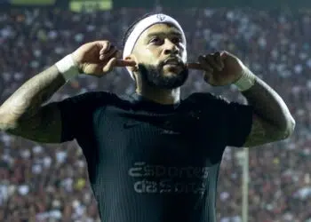 Memphis Depay comemorando gol contra o Vitória, pelo Corinthians