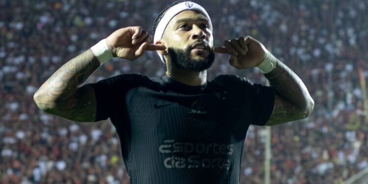 Memphis Depay comemorando gol contra o Vitória, pelo Corinthians