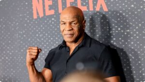 Mike Tyson derruba sparring antes de luta com Jake Paul