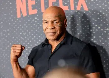 Mike Tyson derruba sparring antes de luta com Jake Paul