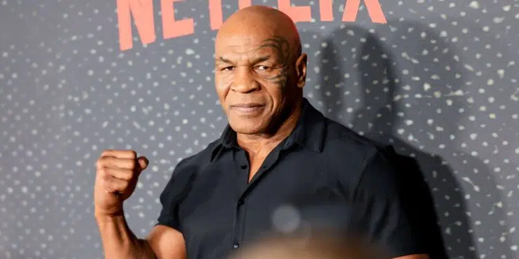 Mike Tyson derruba sparring antes de luta com Jake Paul