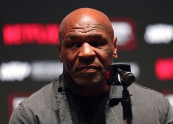 Mike Tyson manda recado antes de luta contra Jake Paul.