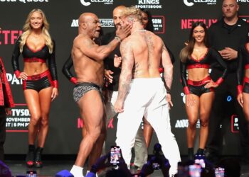 Mike Tyson dá tapa em Jake Paul, durante evento da encarada oficial