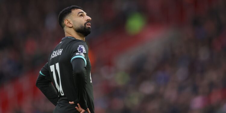 Mohamed Salah se mostra decepcionado com o Liverpool, após vitória