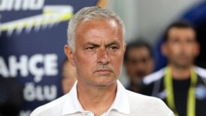 José Mourinho no comando do Fenerbahçe, em jogo da Europa League