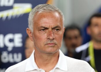 José Mourinho no comando do Fenerbahçe, em jogo da Europa League