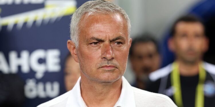 José Mourinho no comando do Fenerbahçe, em jogo da Europa League