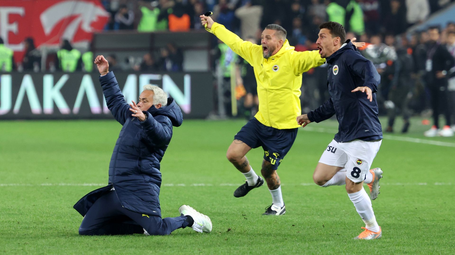 Mourinho comemorando vitória do Fenerbahçe, de virada, no Campeonato Turco 