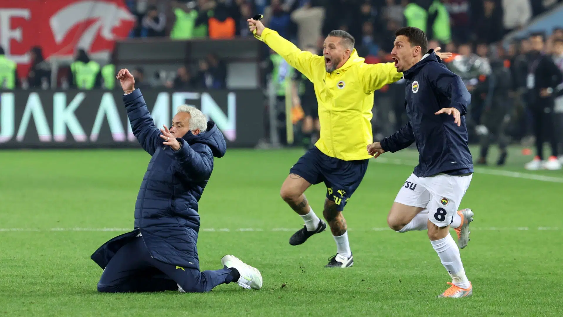 Mourinho comemorando vitória do Fenerbahçe, de virada, no Campeonato Turco 