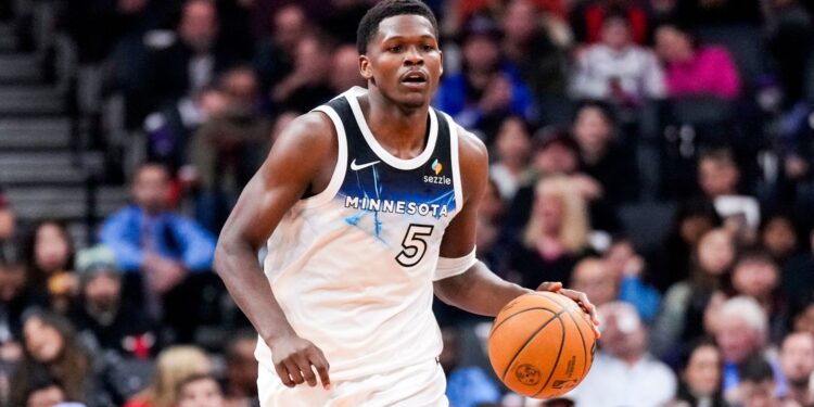 Anthony Edwards defende os Wolves na NBA.