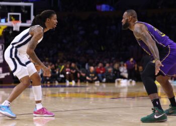 Ja Morant e LeBron James em quadra pela NBA