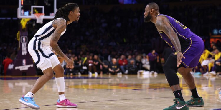 Ja Morant e LeBron James em quadra pela NBA