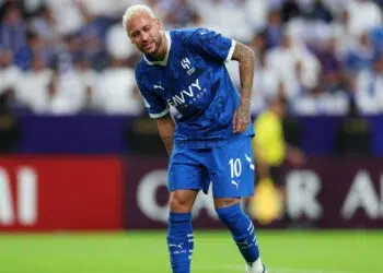 Neymar alegando dores na coxa direita, em ação pelo Al-Hilal