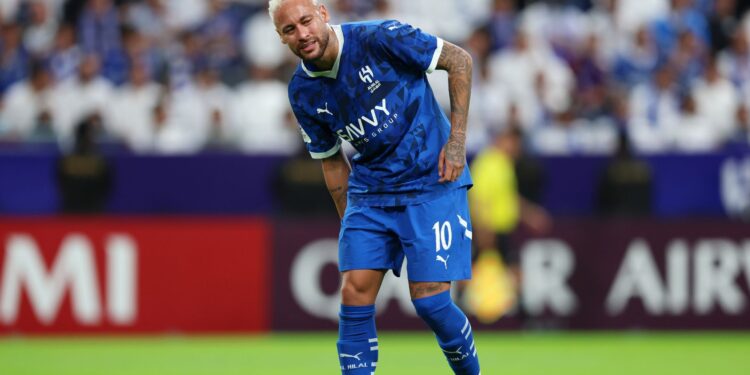 Neymar alegando dores na coxa direita, em ação pelo Al-Hilal