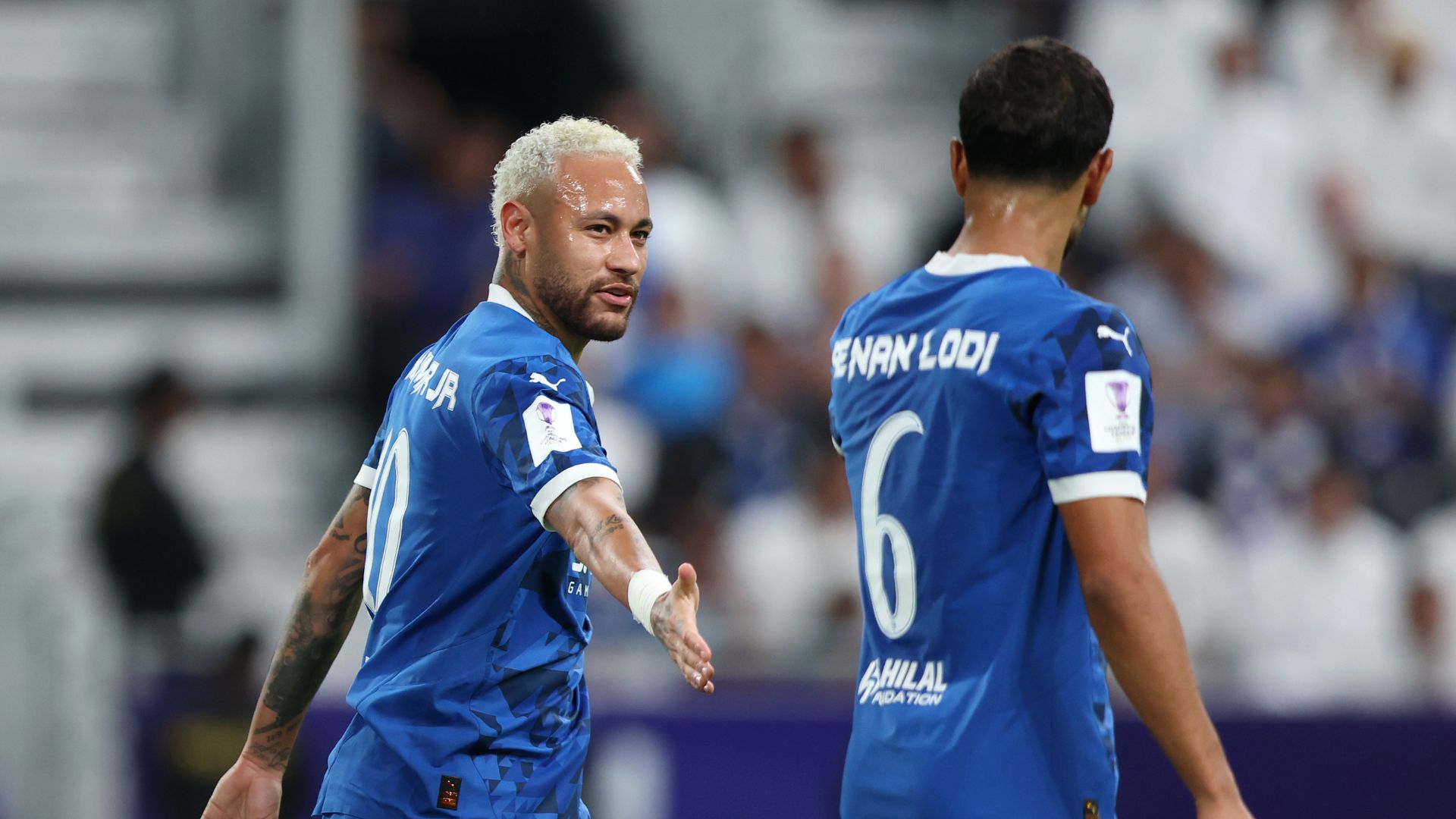 Neymar cumprimentando Renan Lodi, durante Mitrovic comemorando tereiro gol em Al-Hilal x Esteghlal 