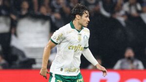 Raphael Veiga, do Palmeiras, em campo contra o Corinthians, utilizando o segundo uniforme da equipe (branco)