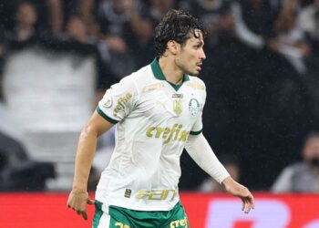 Raphael Veiga, do Palmeiras, em campo contra o Corinthians, utilizando o segundo uniforme da equipe (branco)