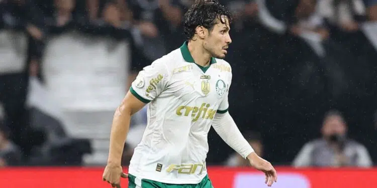 Raphael Veiga, do Palmeiras, em campo contra o Corinthians, utilizando o segundo uniforme da equipe (branco)