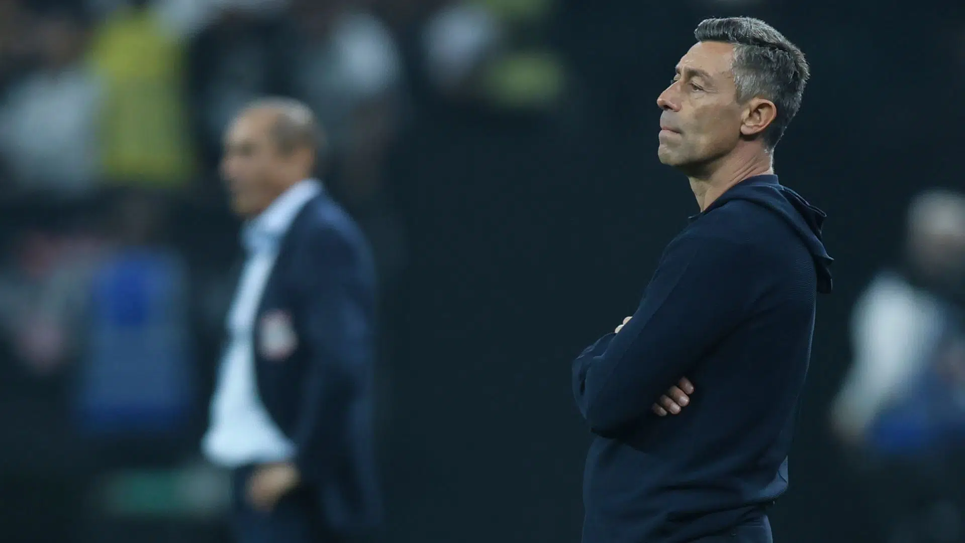 Pedro Caixinha acompanhando partida entre Bragantino e Corinthians, pela Sul-Americana