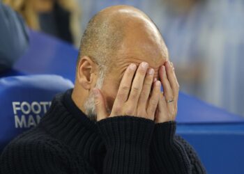 Pep Guardiola lamentando derrota para o Brighton, pela Premier League