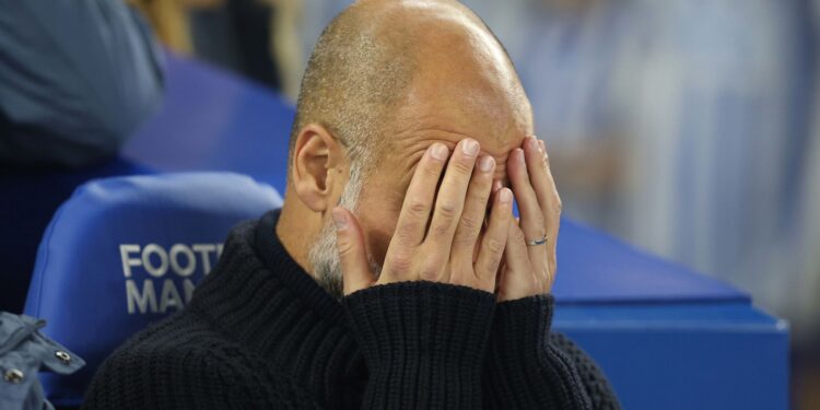 Pep Guardiola lamentando derrota para o Brighton, pela Premier League