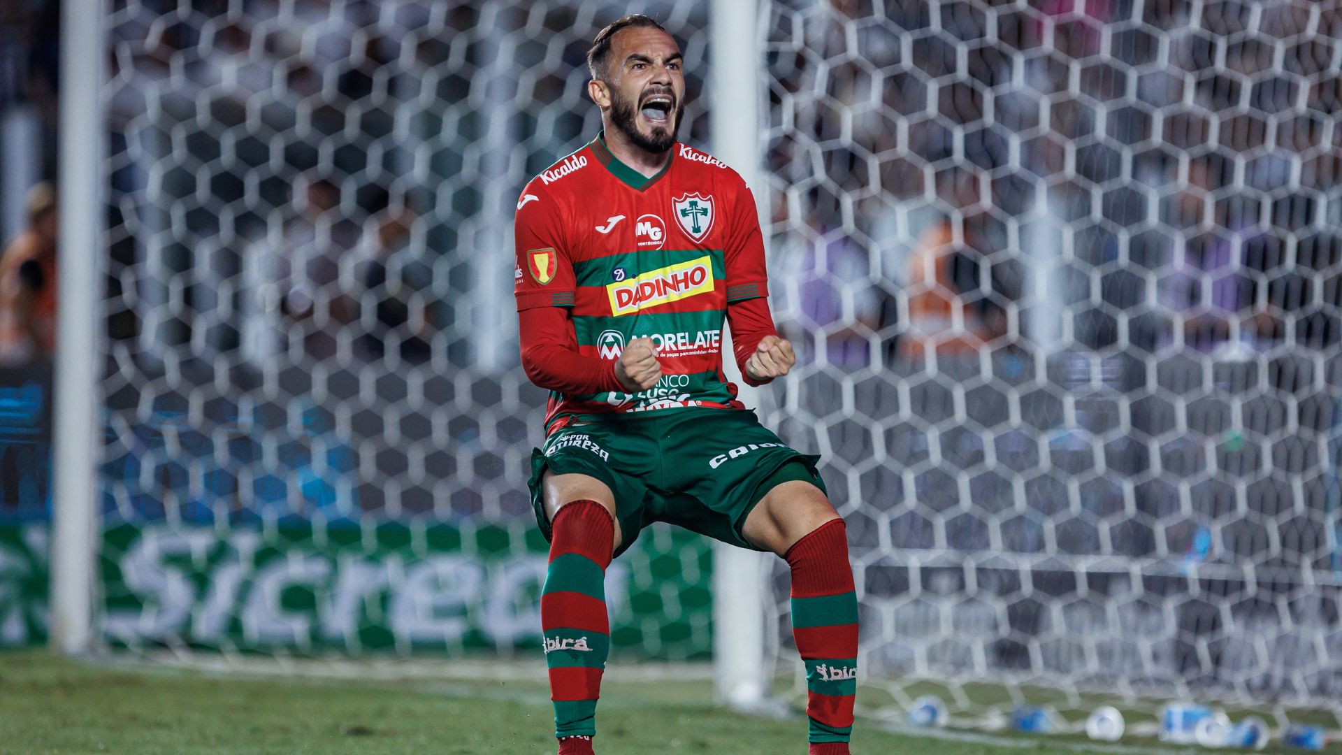 Jogador da Portuguesa comemorando p&ecirc;nalti convertido contra o Santos