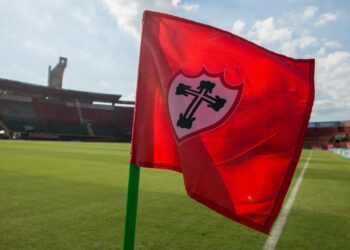 Bandeira da Portuguesa no Estádio do Canindé, preparado para jogo do Paulistão 2024