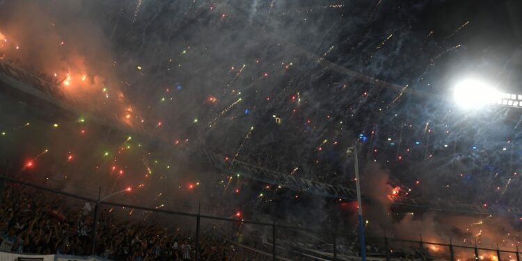 Festa da torcida do Racing antes de semifinal contra o Corinthains, no El Cilindro