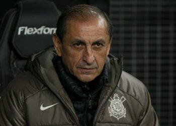 Ramón Díaz no banco de reservas da Neo Química Arena, em jogo do Corinthians