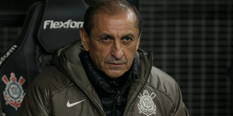 Ramón Díaz no banco de reservas da Neo Química Arena, em jogo do Corinthians