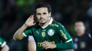 Palmeiras bate Atlético-GO e assume liderança do Brasileirão