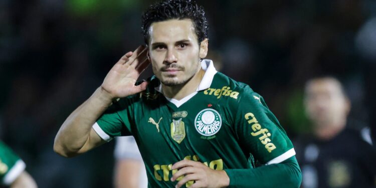 Palmeiras bate Atlético-GO e assume liderança do Brasileirão