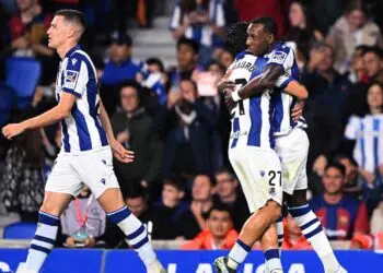 Jogadores da Real Sociedad comemorando vitória histórica contra o Barcelona
