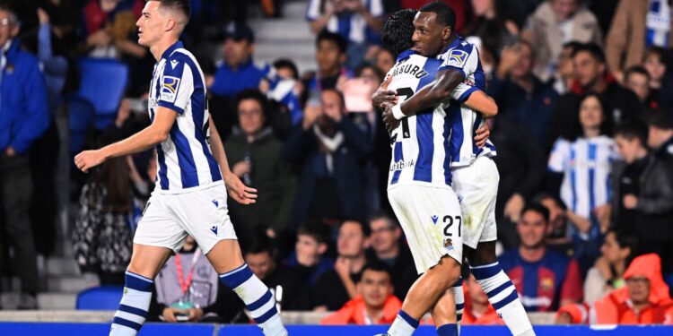 Jogadores da Real Sociedad comemorando vitória histórica contra o Barcelona