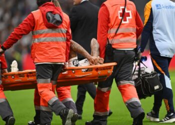 Além de Rodrygo, Militão deixa campo de maca contra o Osasuna