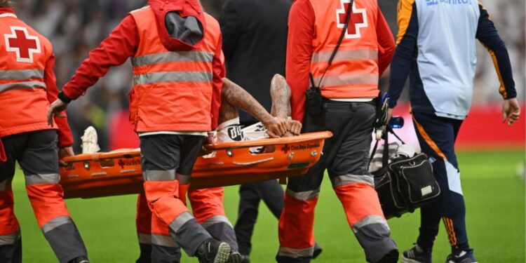 Além de Rodrygo, Militão deixa campo de maca contra o Osasuna