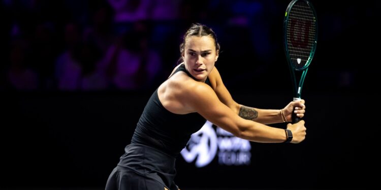 Aryna Sabalenka, tenista bielorrussa, em quadra pelo WTA Finals