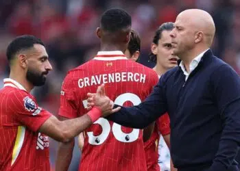 Cumprimento entre Mohamed Salah e Arne Slot